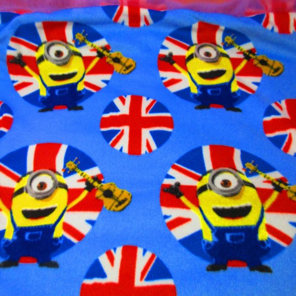 Despicable Me England Minions 84" x 58" Fleece Blanket - Picture 3 of 3